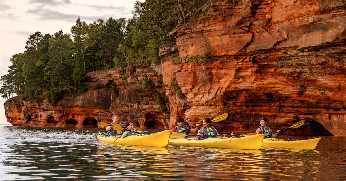 7b0b6c33-ee09-4580-b9a4-b87e141db5b1-052-family-kayaks-together-at-sea-caves-apostle-islands